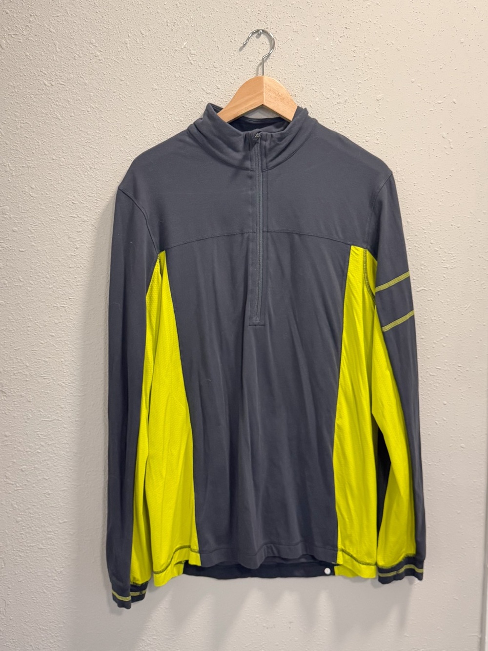 lululemon Men’s Large athletica Grey and neon Half-Zip